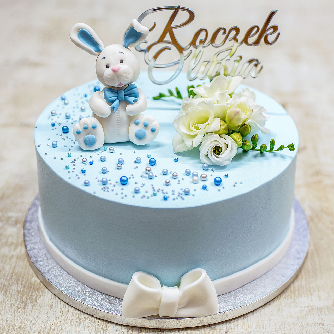 Tort na roczek z króliczkiem i kwiatami