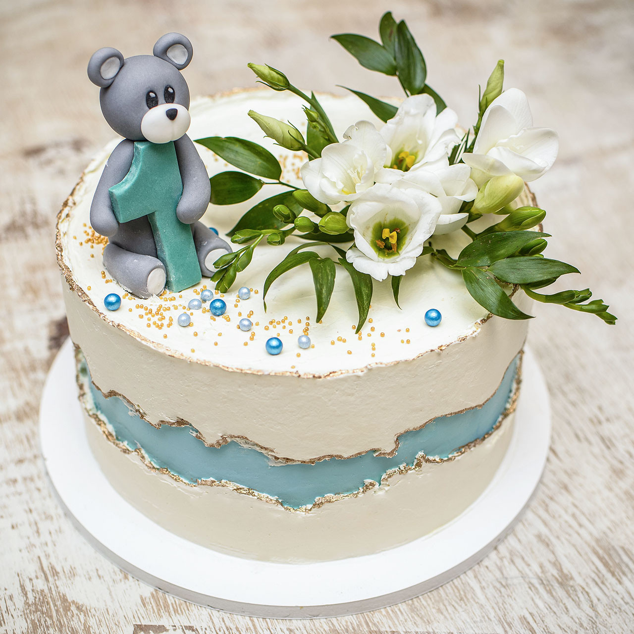 Tort fault line z misiem i żywymi kwiatami