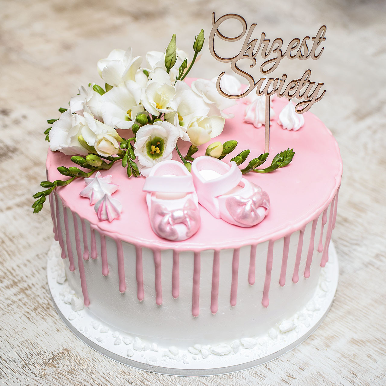 Tort drip cake na chrzest z bucikami