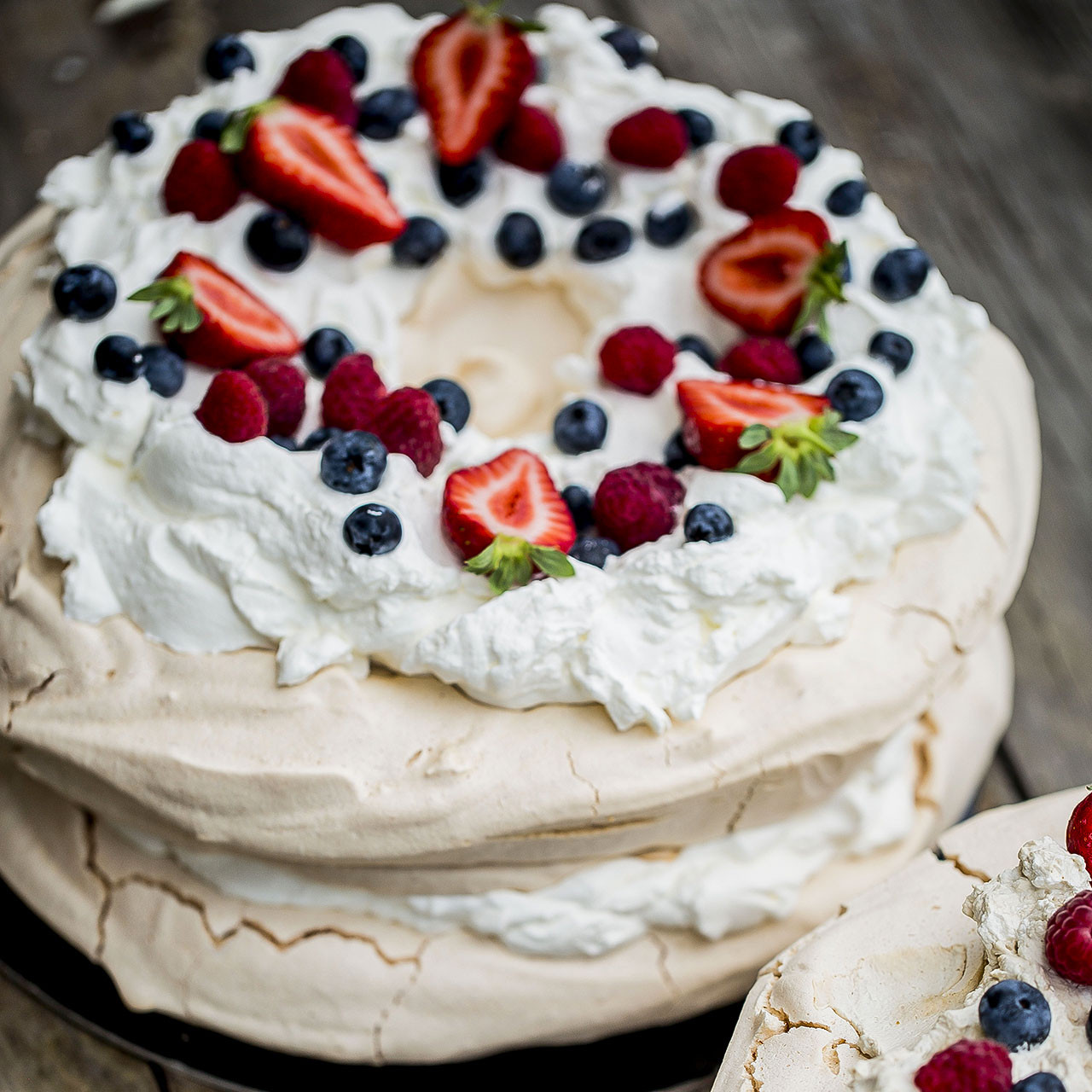 Tort bezowy z mascarpone i owocami