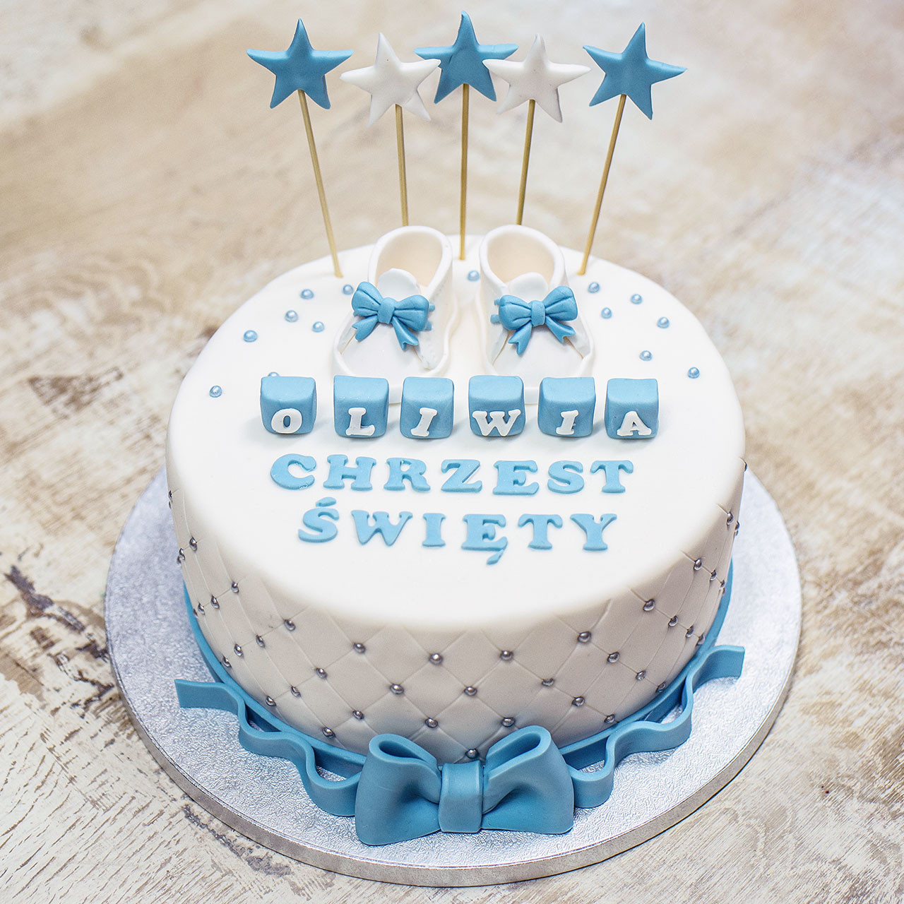 Tort na chrzest z bucikami i gwiazdkami
