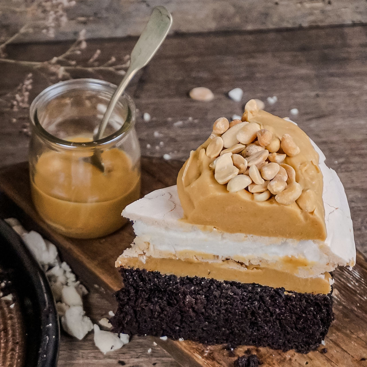 Ciasto czekoladowe z masłem orzechowym i bezą