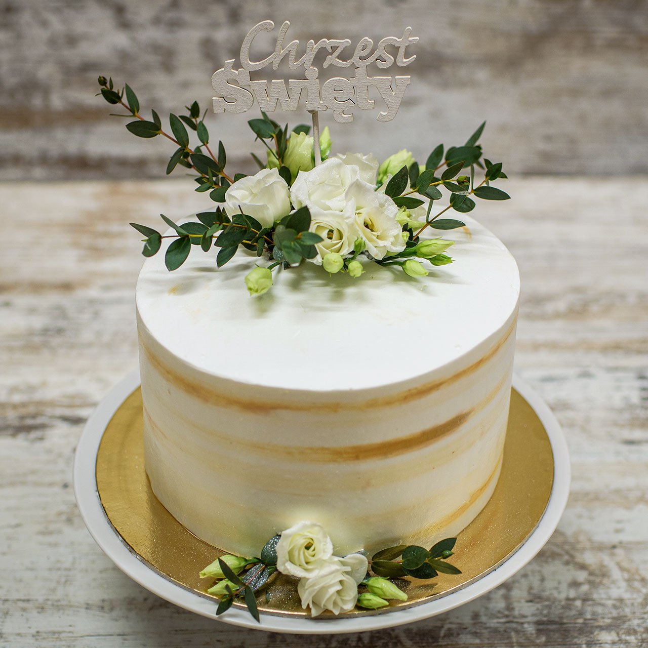 Tort na chrzest z kwiatami