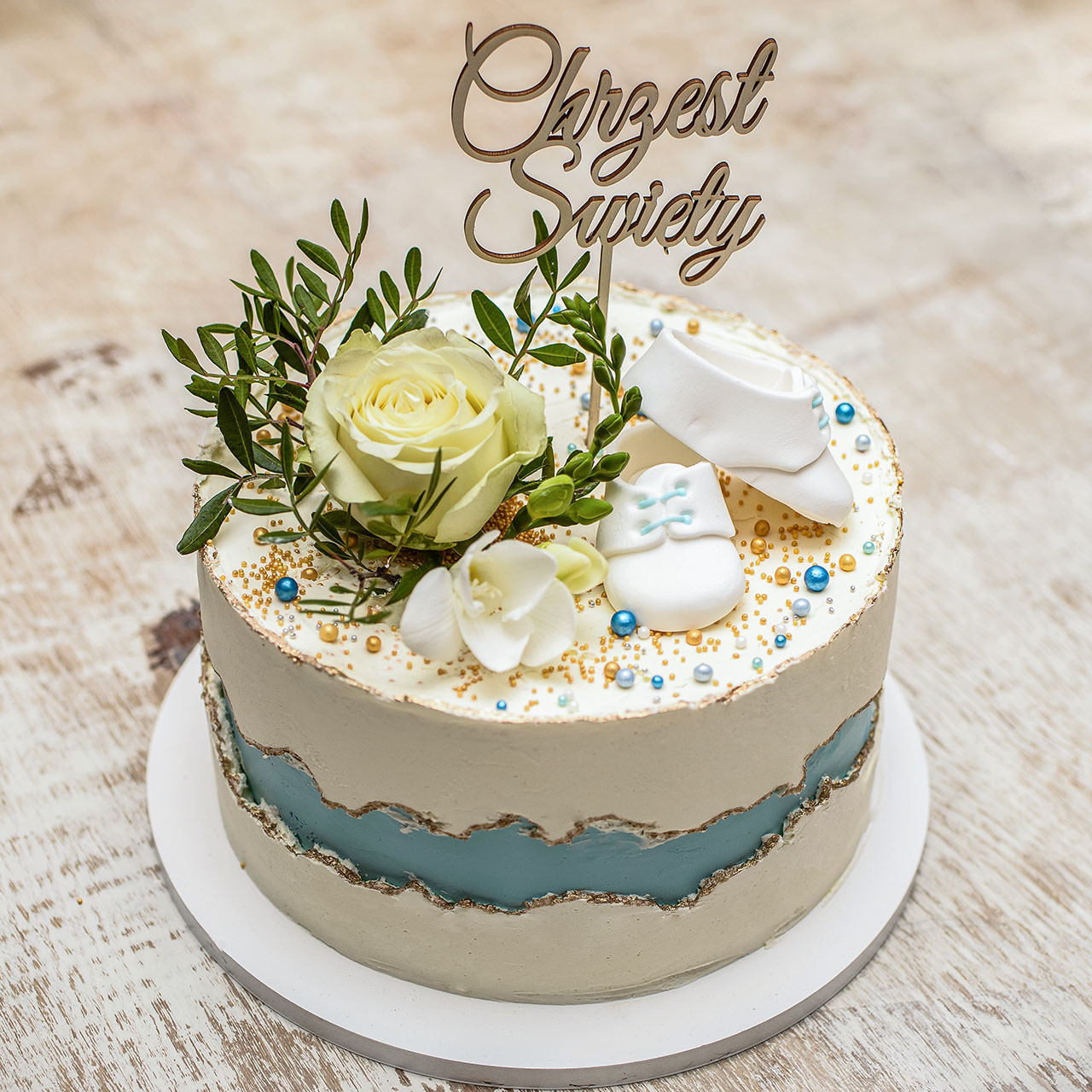 Tort fault line z bucikami i kwiatami