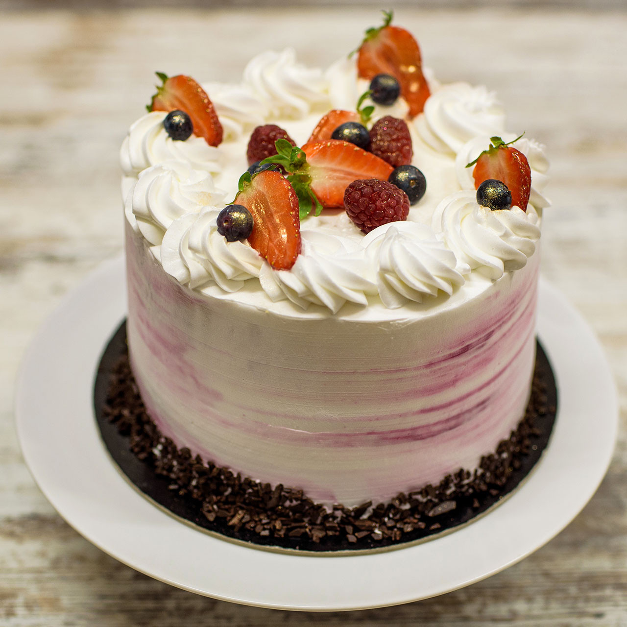 Tort ombre różowy z owocami