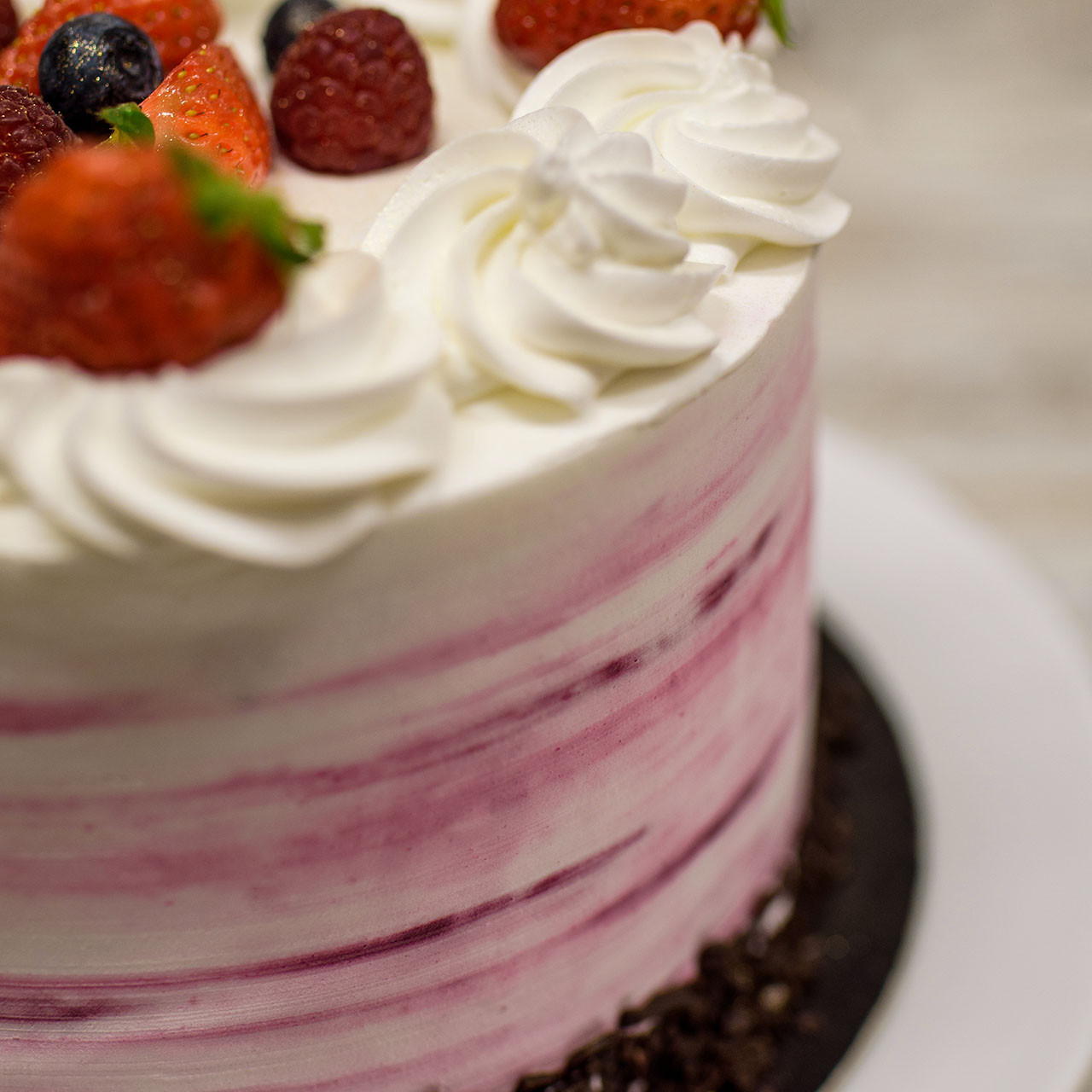 Tort ombre różowy z owocami