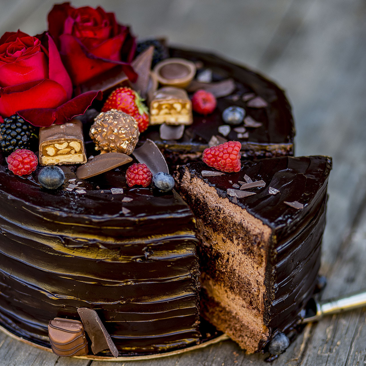 Tort Czekoladowy z różami, czekoladkami i owocami