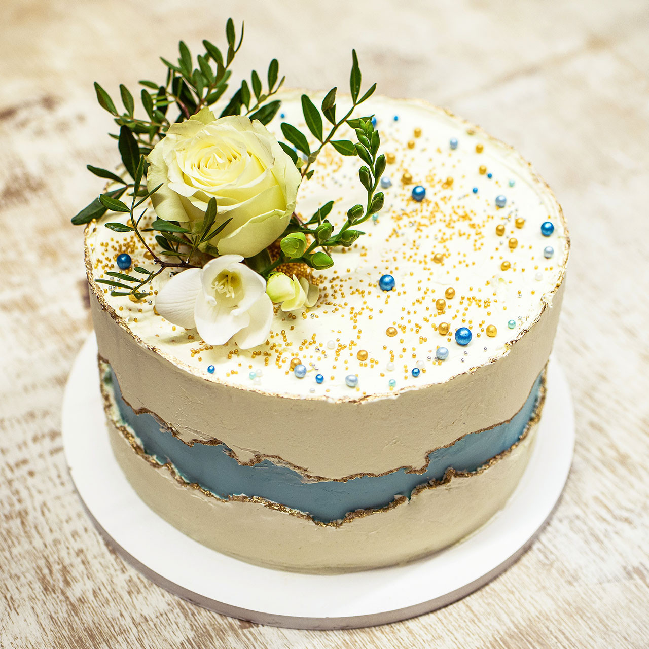 Tort fault line cake niebieski z kwiatami