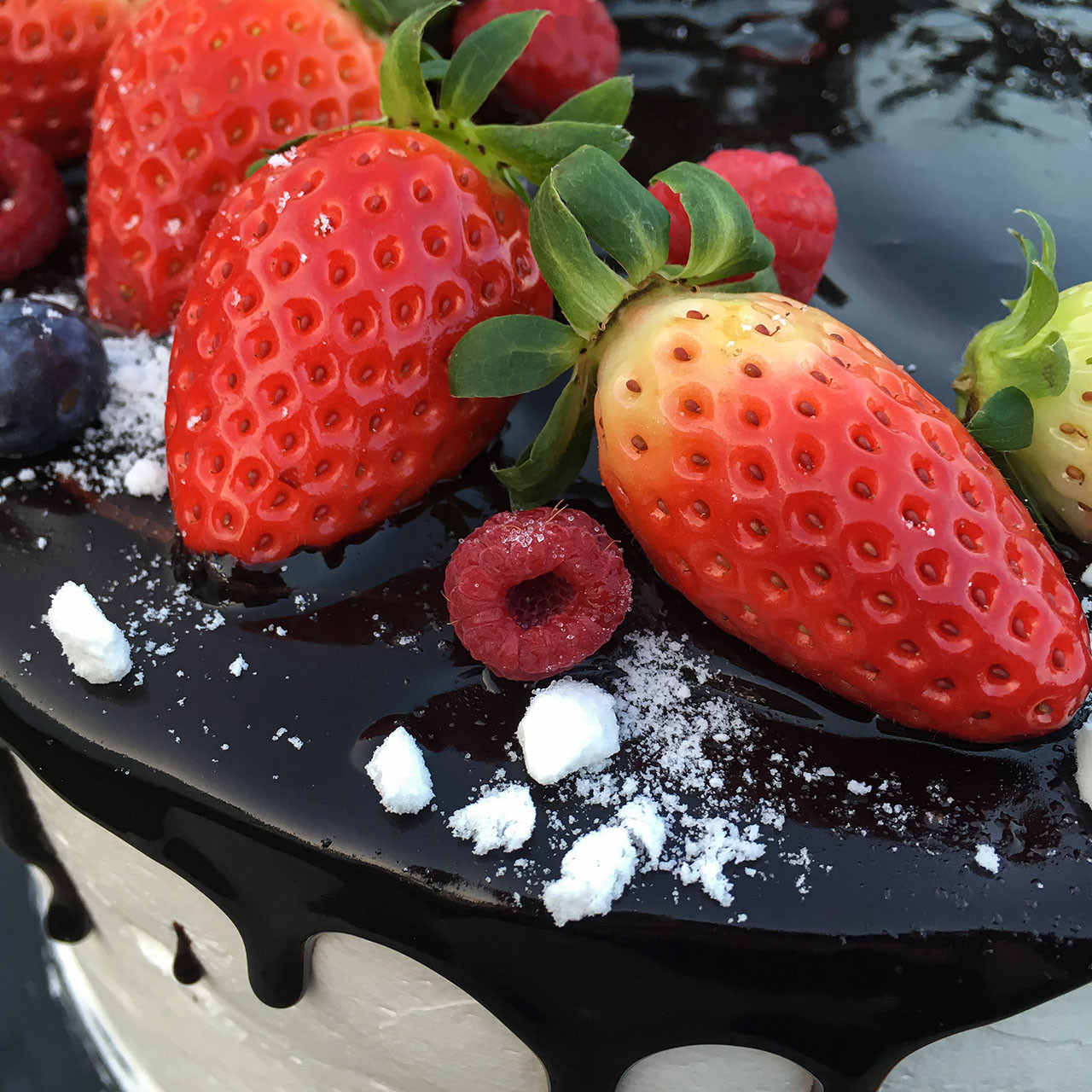 Tort drip cake czekoladowy z owocami