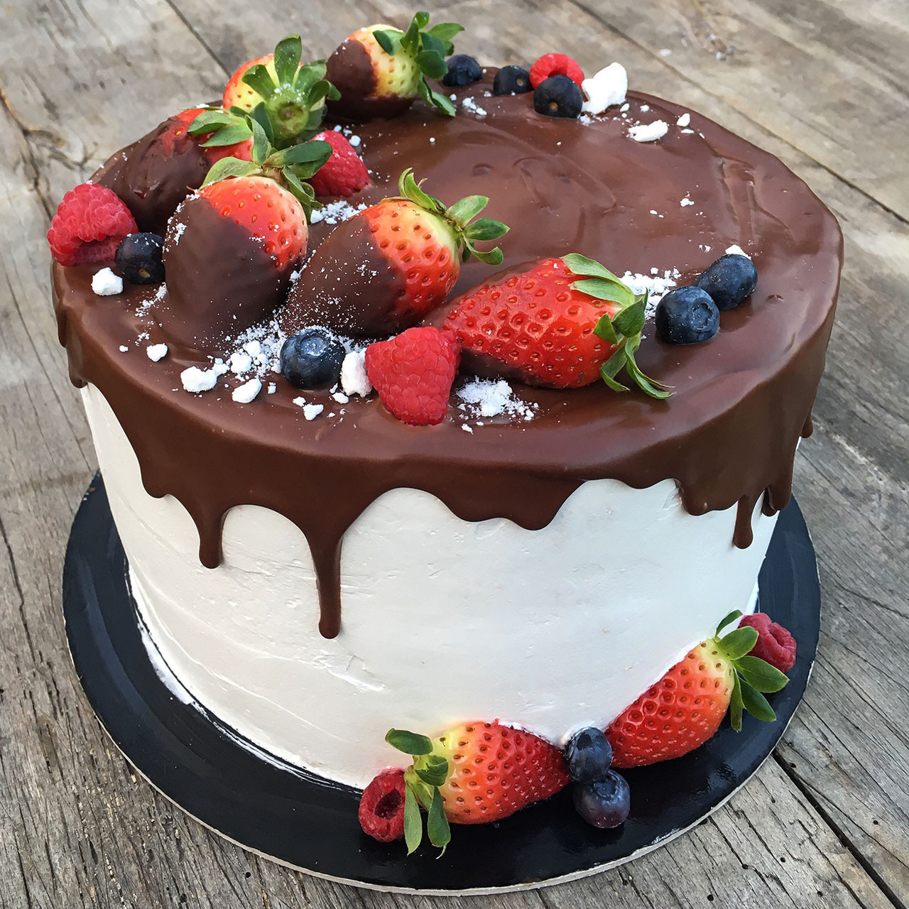 Tort drip cake czekoladowy z owocami