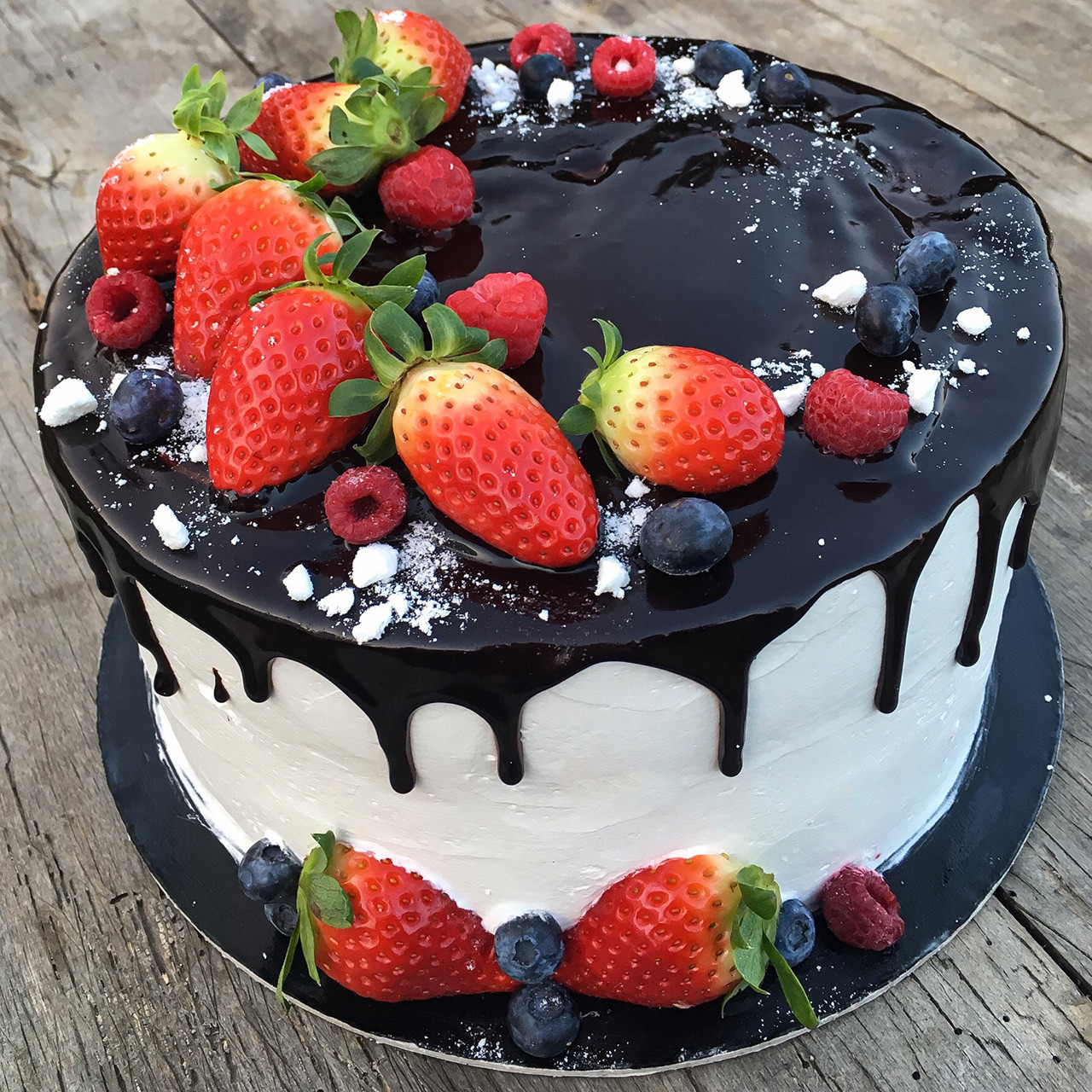 Tort drip cake czekoladowy z owocami