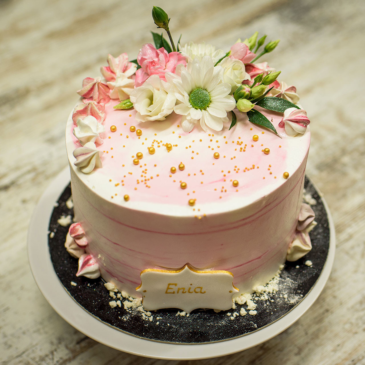 Tort ombre różowy z kwiatami i napisem