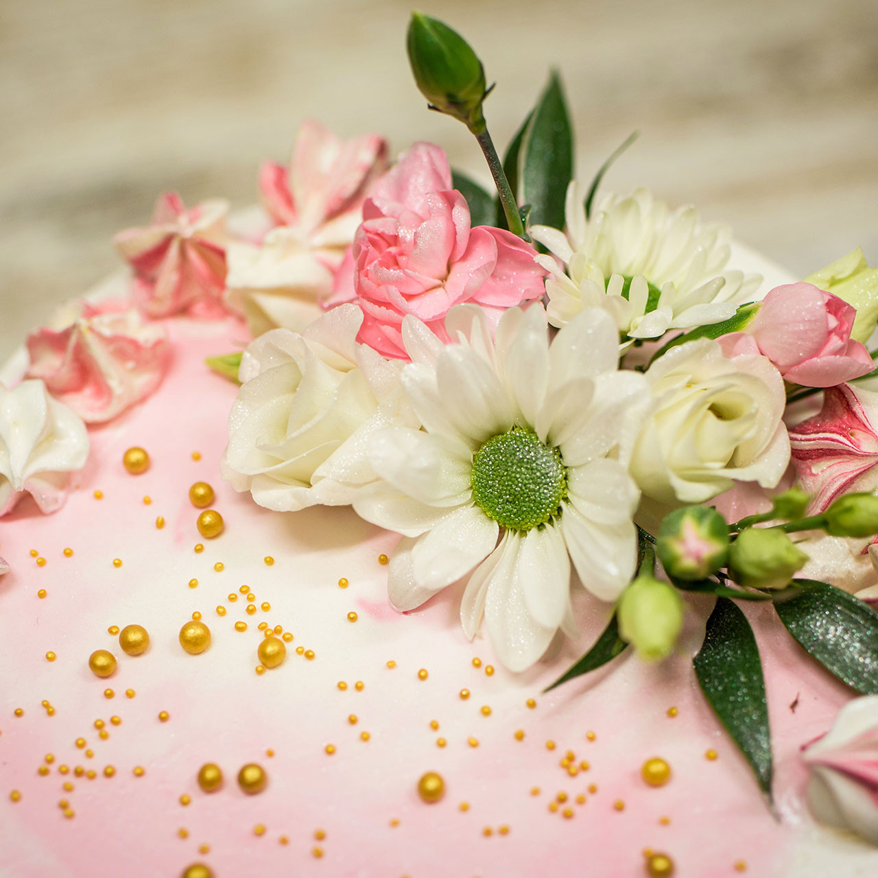 Tort ombre różowy z kwiatami i napisem