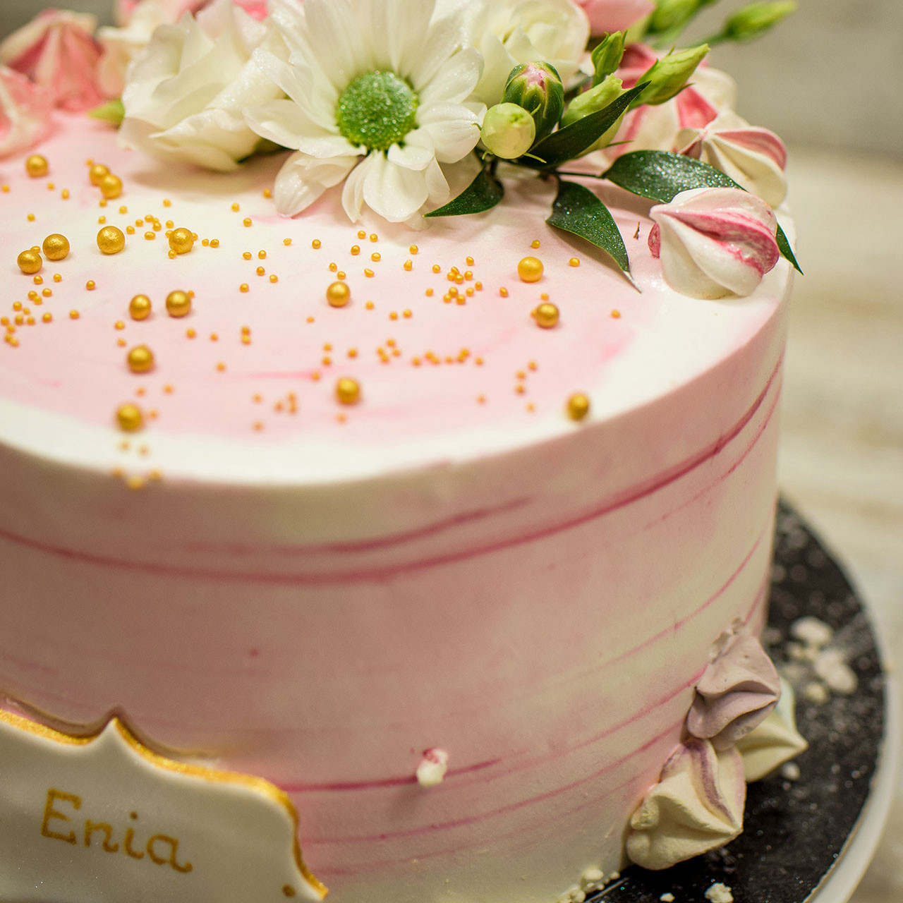 Tort ombre różowy z kwiatami i napisem