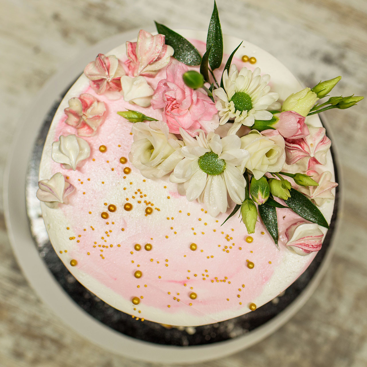 Tort ombre różowy z kwiatami i napisem