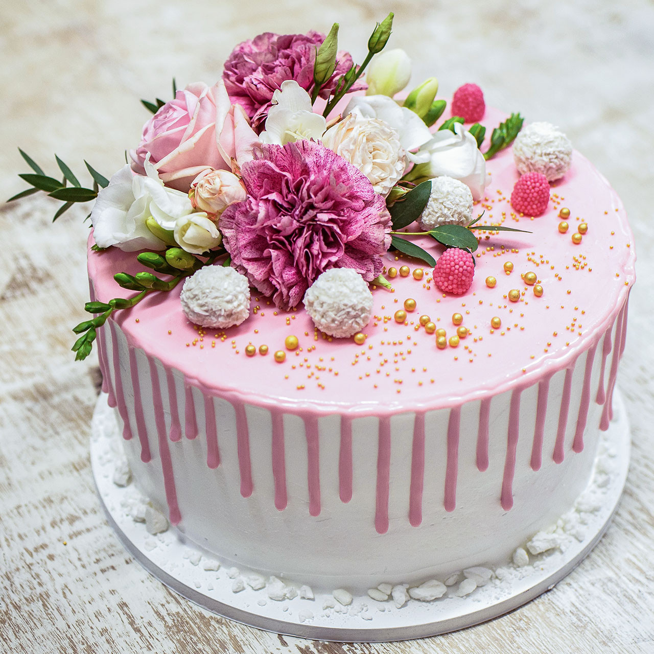 Tort drip cake różowy z kwiatami