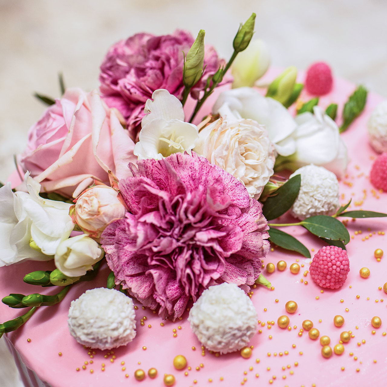 Tort drip cake różowy z kwiatami