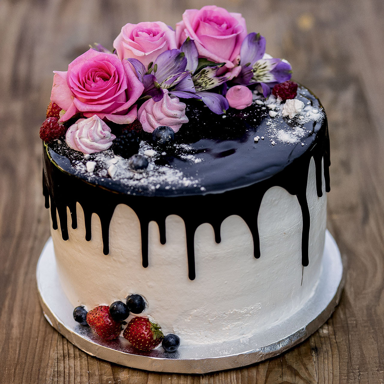 Tort drip cake czekoladowy z kwiatami