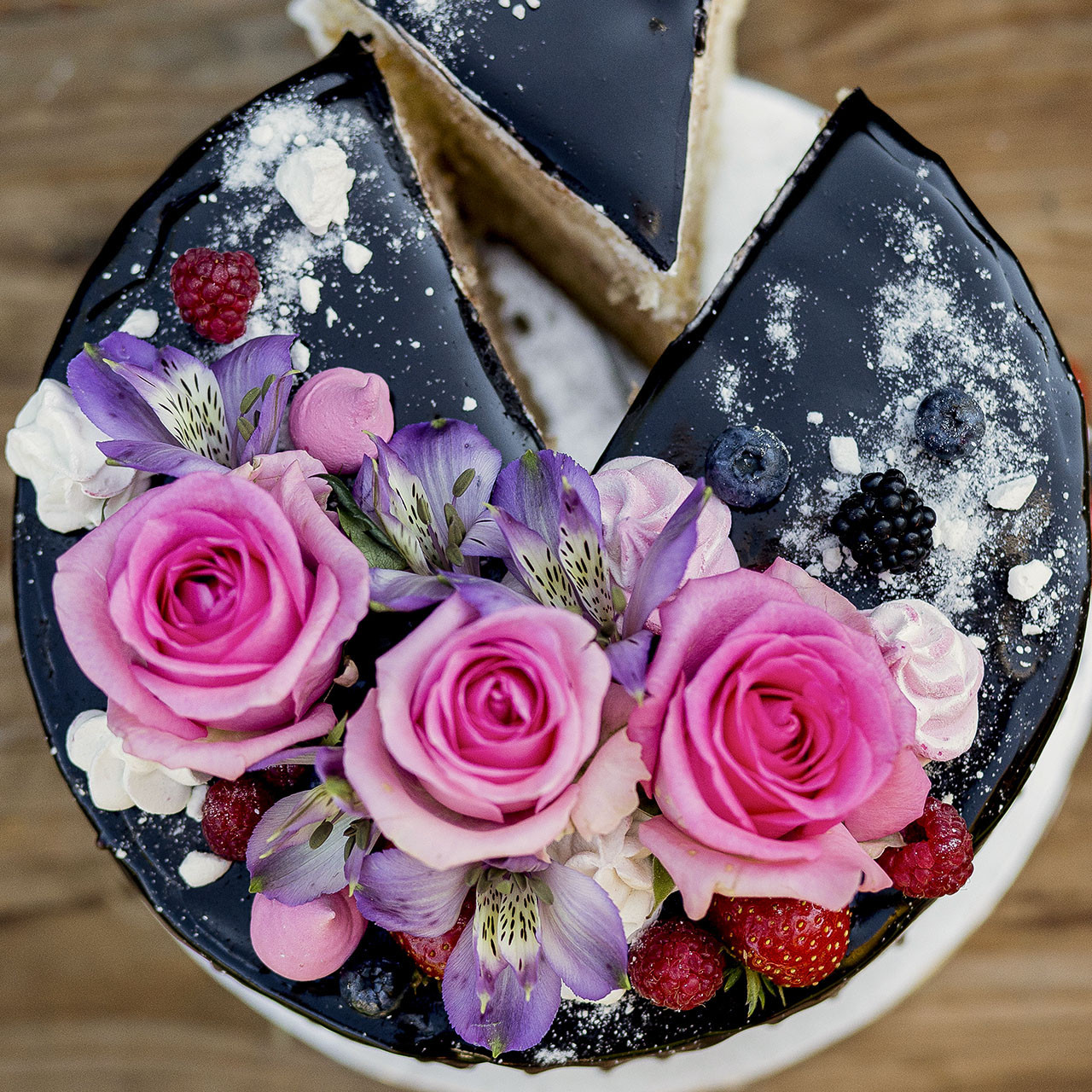 Tort drip cake czekoladowy z kwiatami