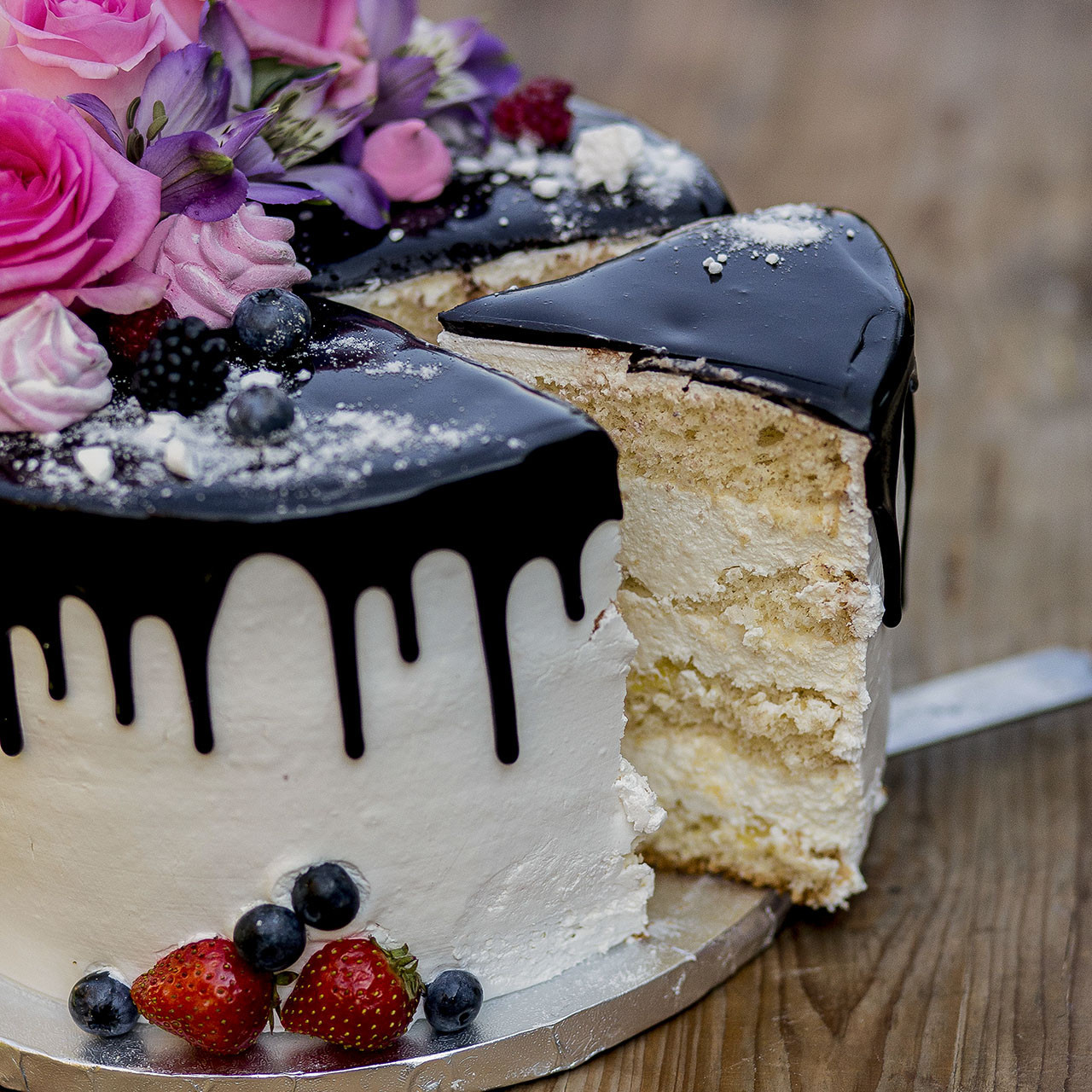 Tort drip cake czekoladowy z kwiatami