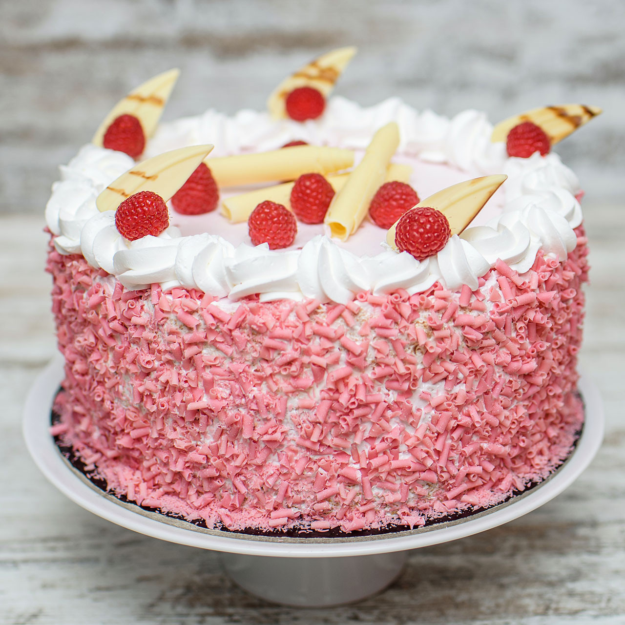 Tort okolicznościowy z marmurkiem różowym i owocami