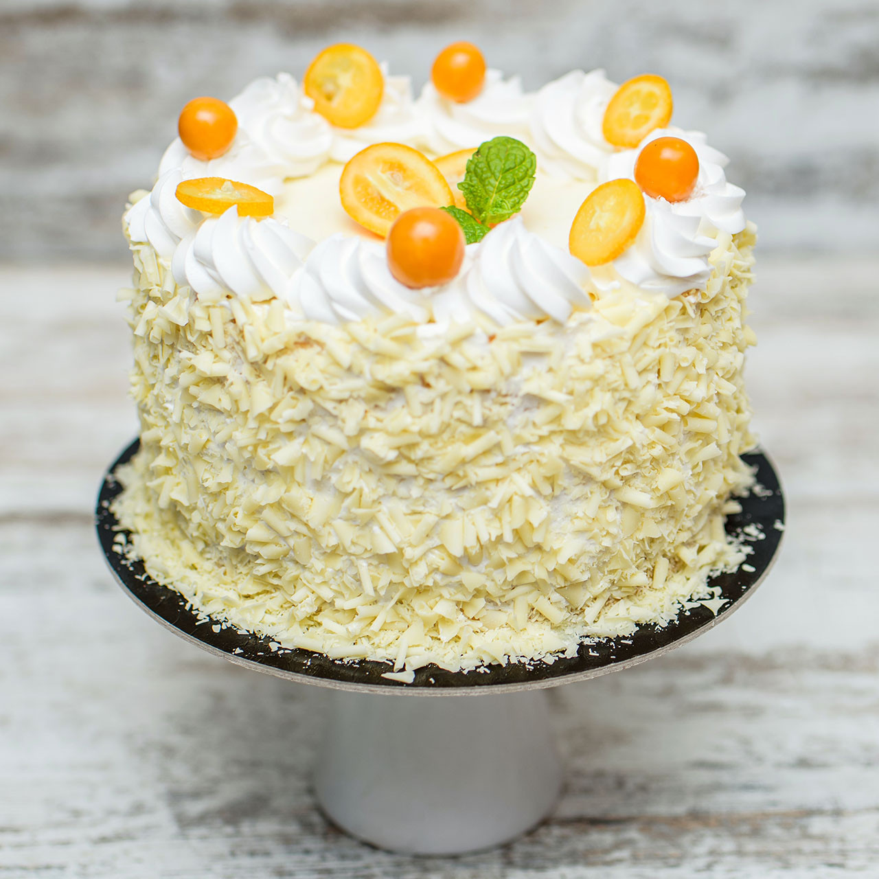 Tort okolicznościowy z marmurkiem biała czekolada i owocami