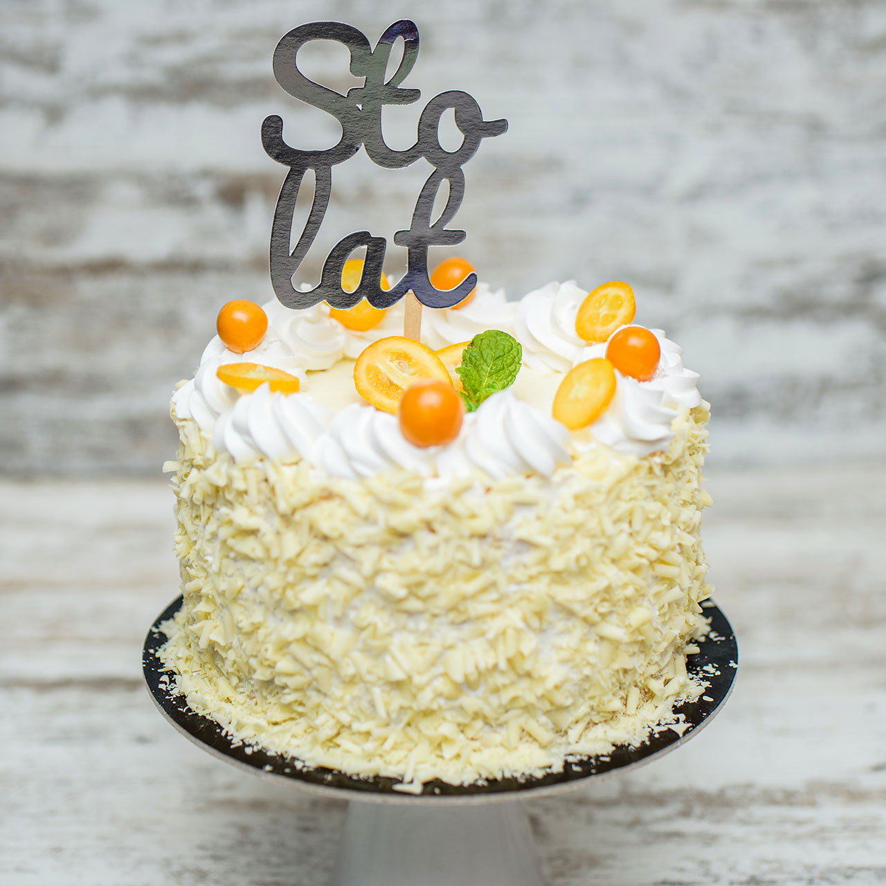 Tort okolicznościowy z marmurkiem biała czekolada i topperem