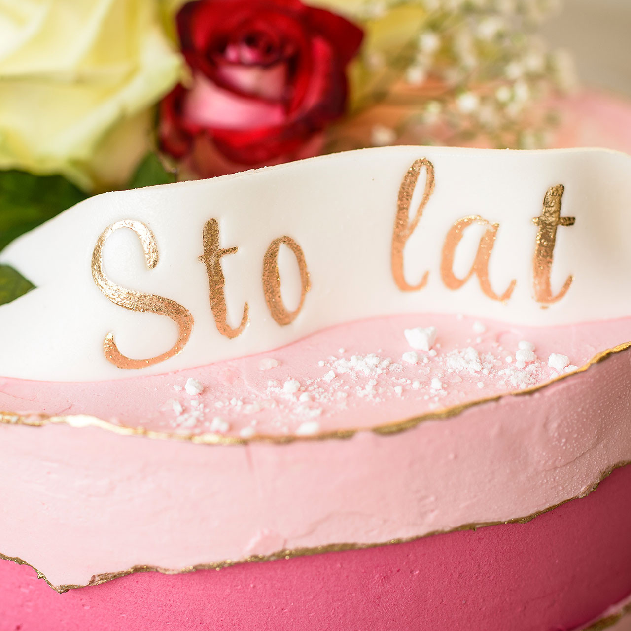 Tort fault line cake różowy z kwiatami i napisem