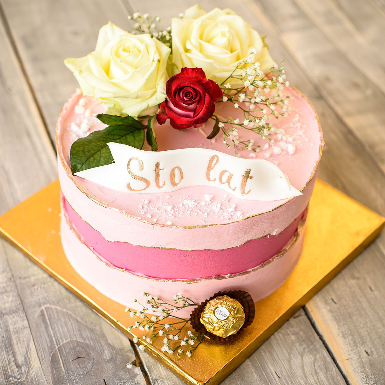 Tort fault line cake różowy z kwiatami i napisem