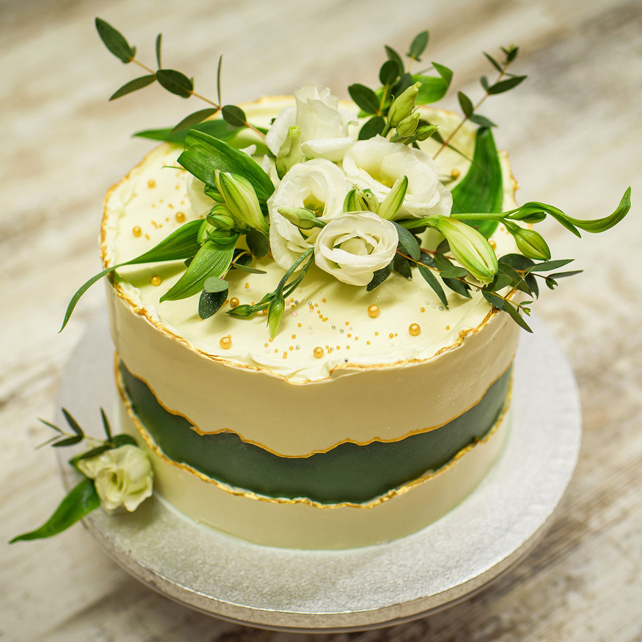 Tort fault line cake zielony z kwiatami