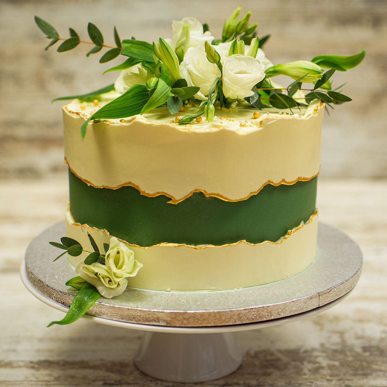 Tort fault line cake zielony z kwiatami