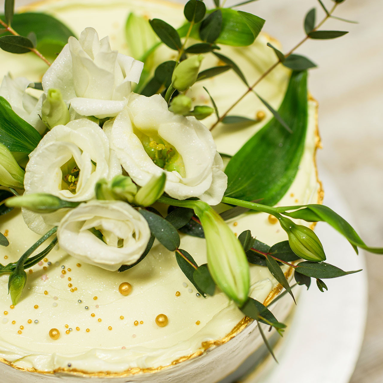 Tort fault line cake zielony z kwiatami