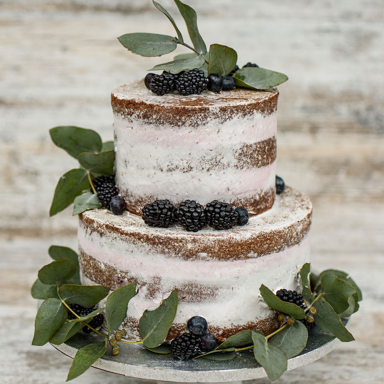 Tort semi naked dwupiętrowy z owocami i zielenią