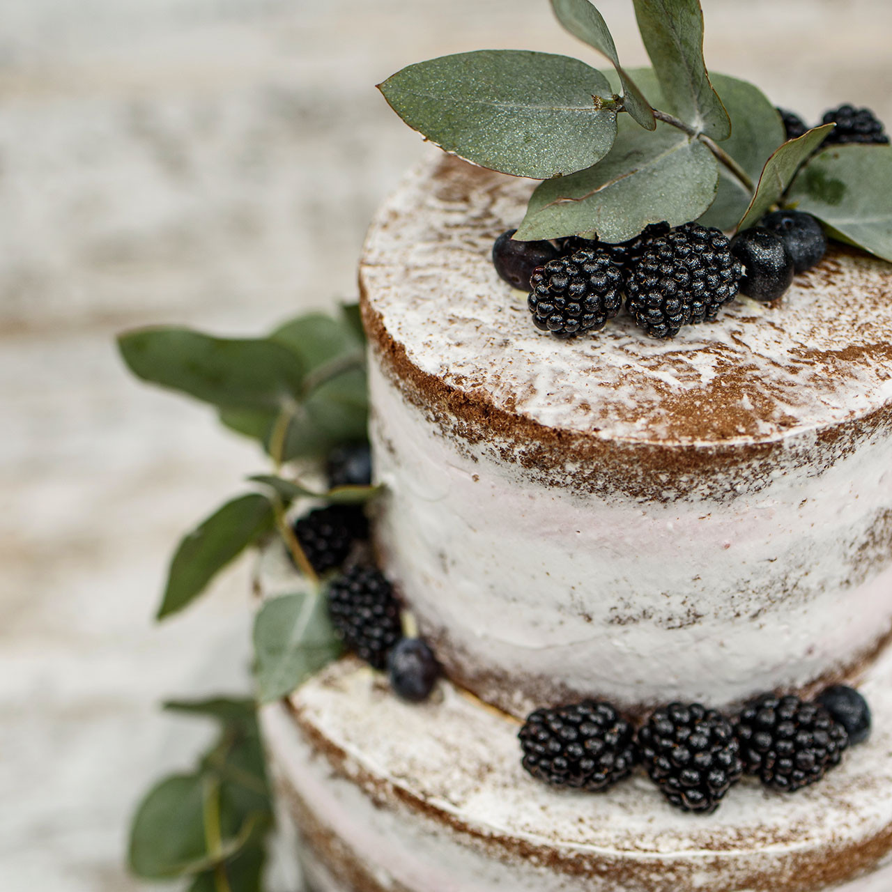 Tort semi naked dwupiętrowy z owocami i zielenią