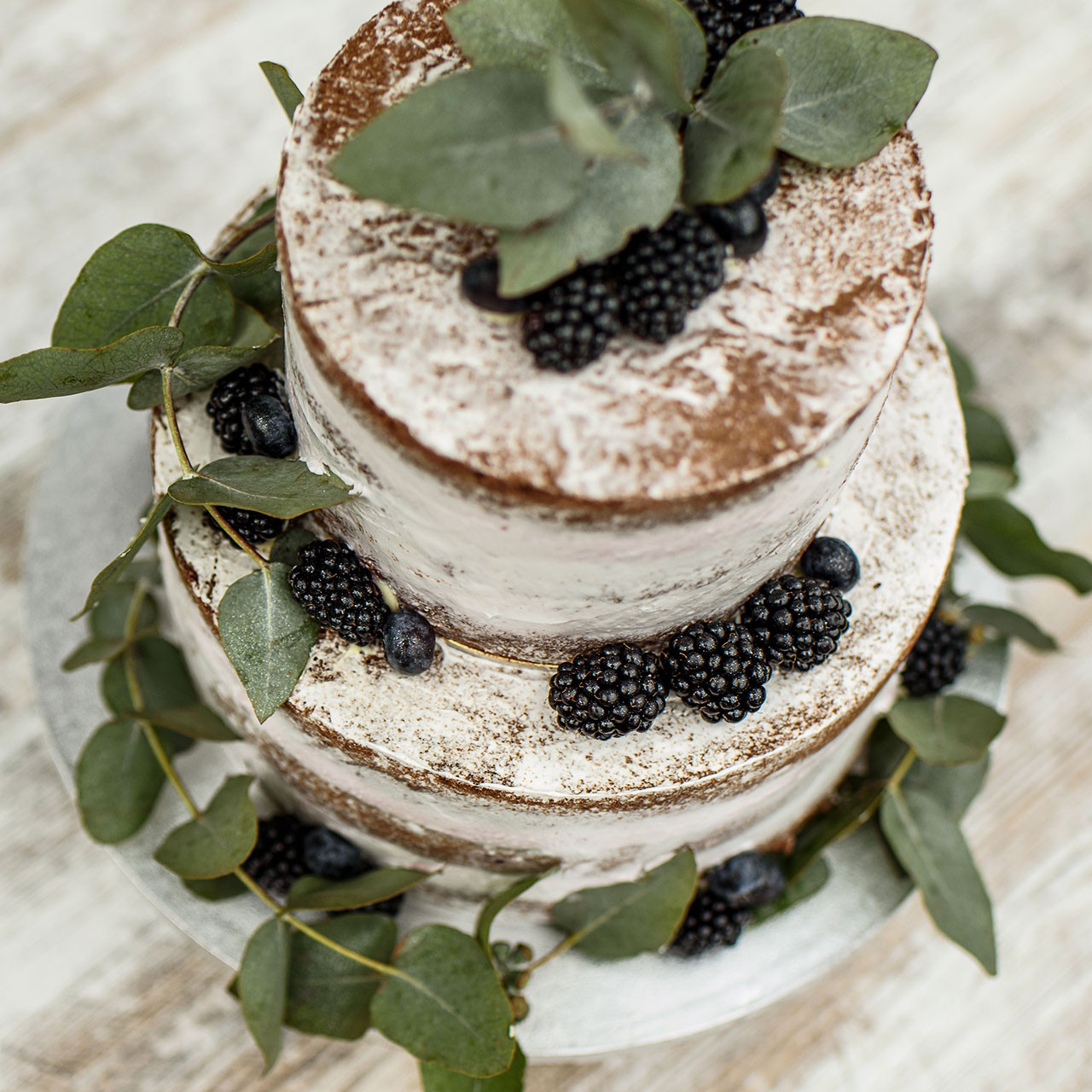 Tort semi naked dwupiętrowy z owocami i zielenią