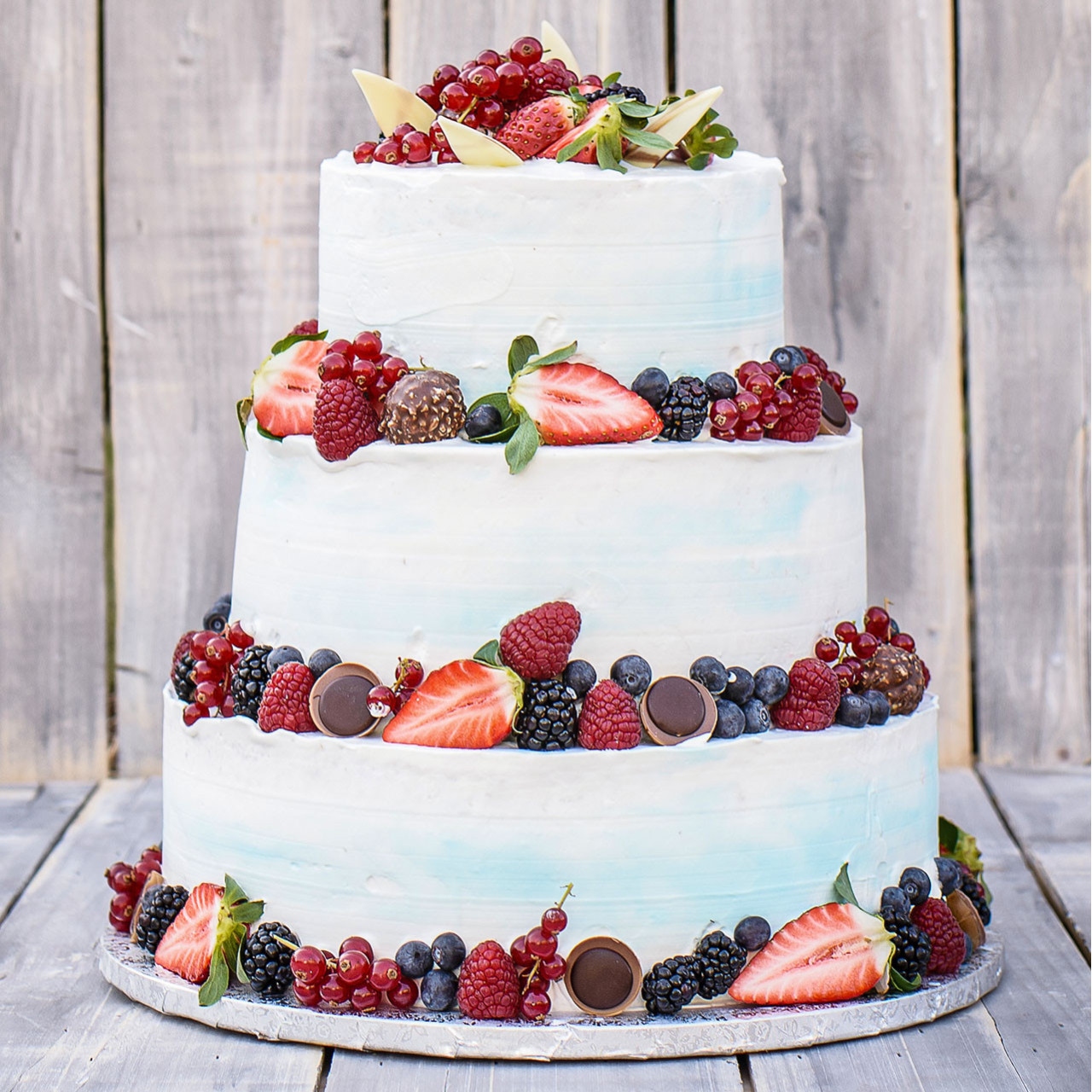 Tort ombre trzypiętrowy niebieski z owocami