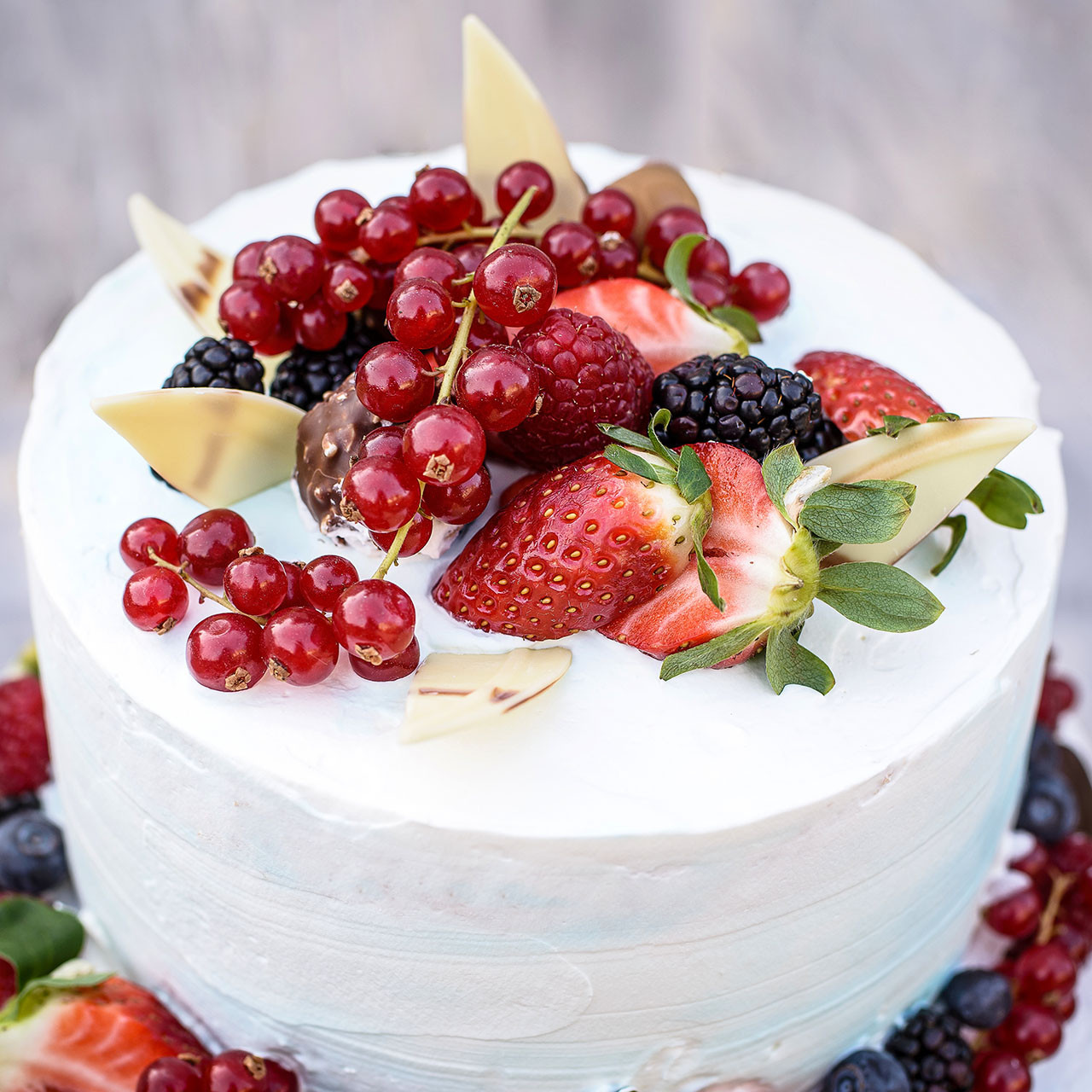 Tort ombre trzypiętrowy niebieski z owocami