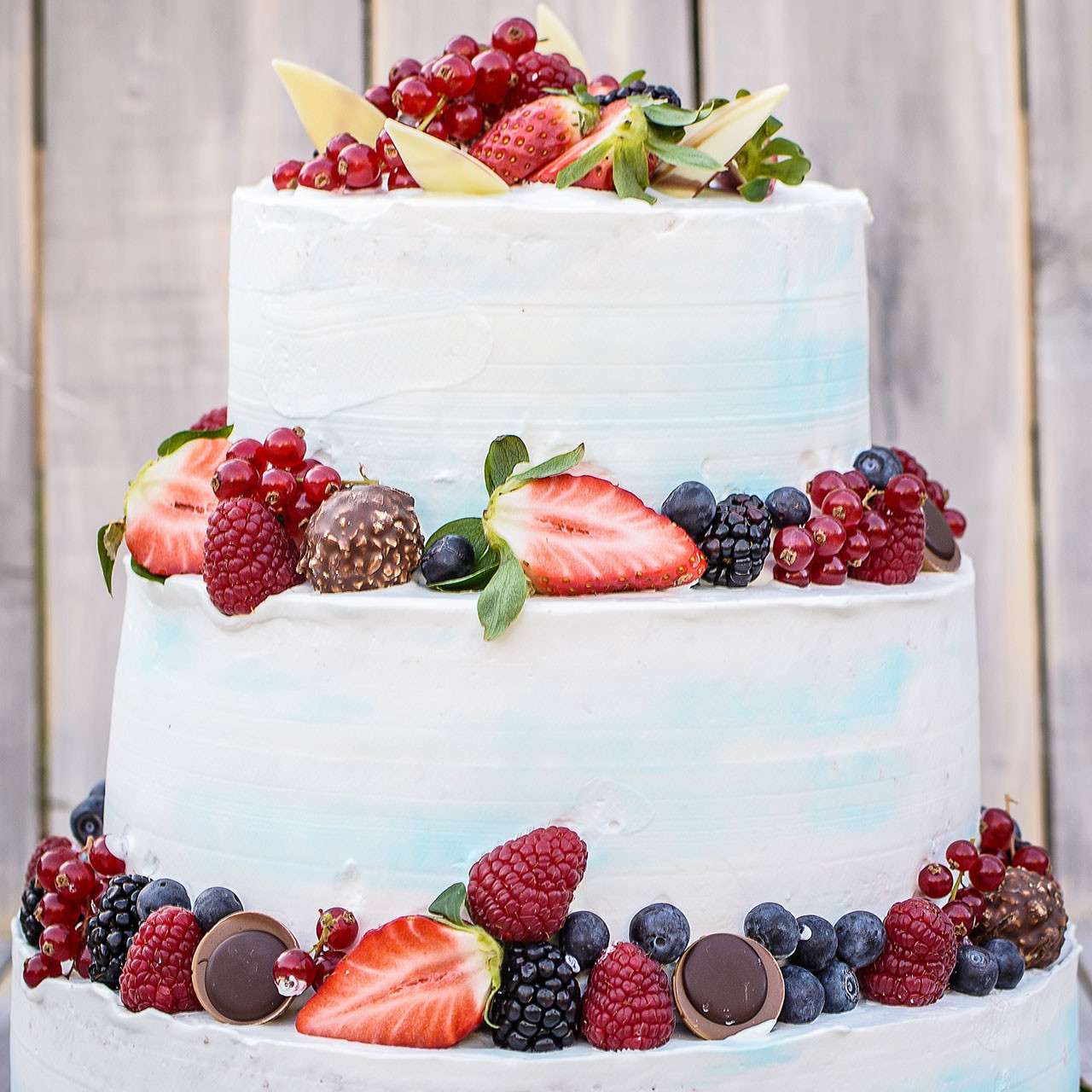 Tort ombre trzypiętrowy niebieski z owocami