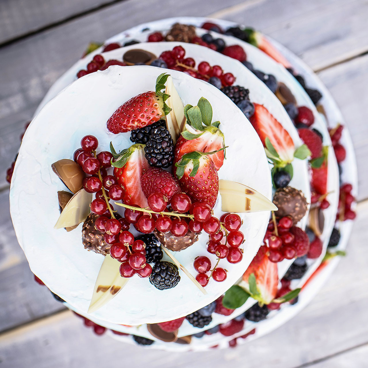 Tort ombre trzypiętrowy niebieski z owocami
