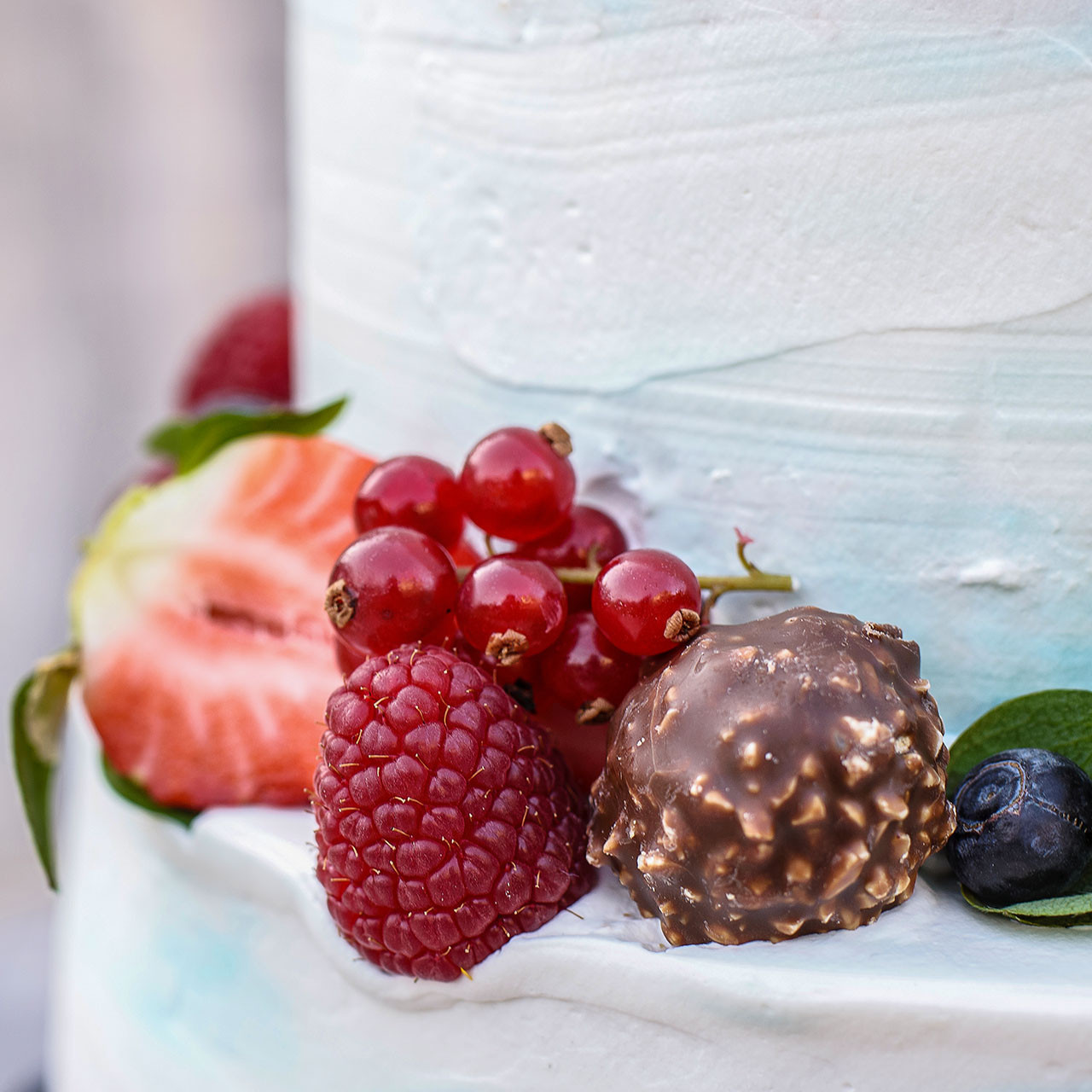 Tort ombre trzypiętrowy niebieski z owocami