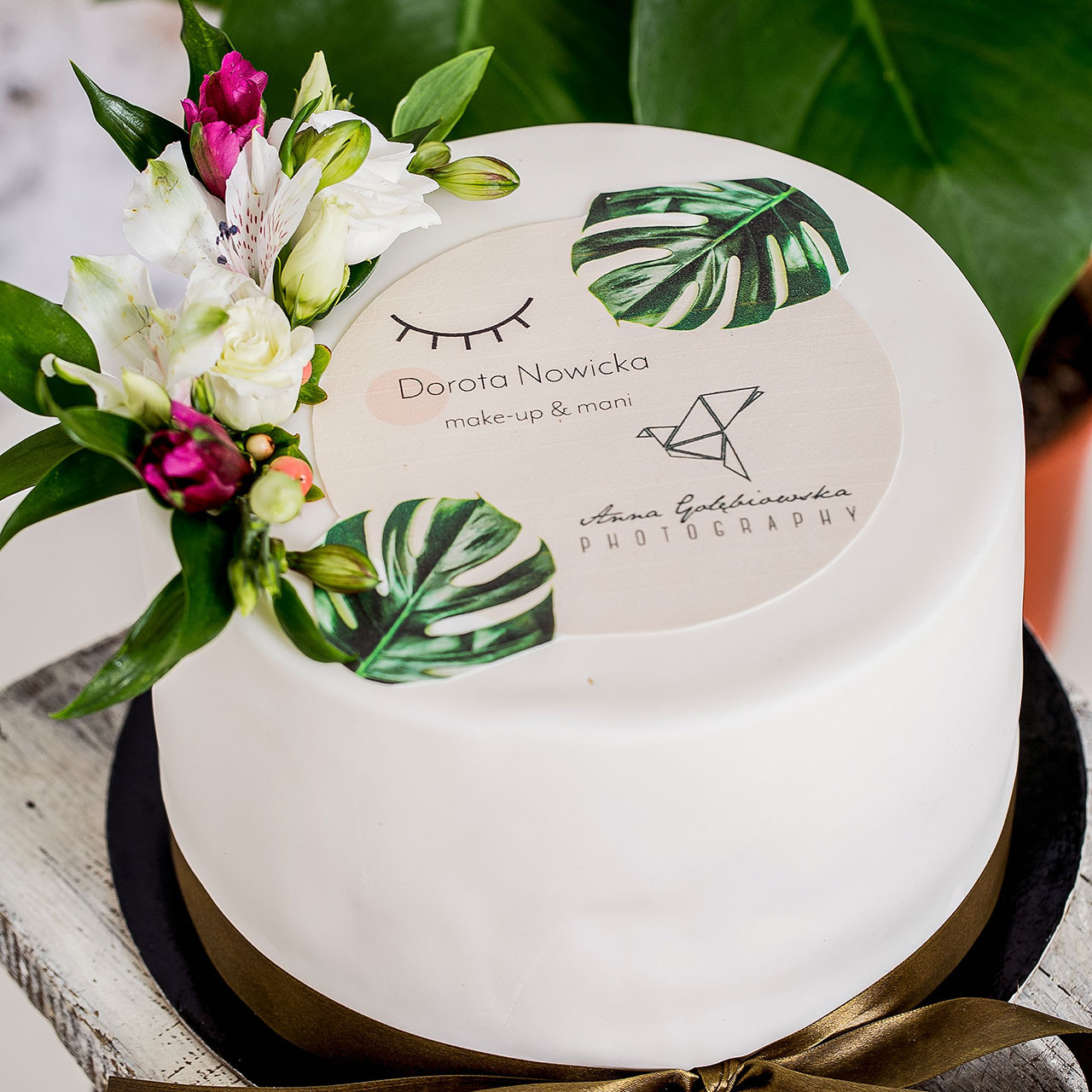 Tort w masie cukrowej z logo firmy