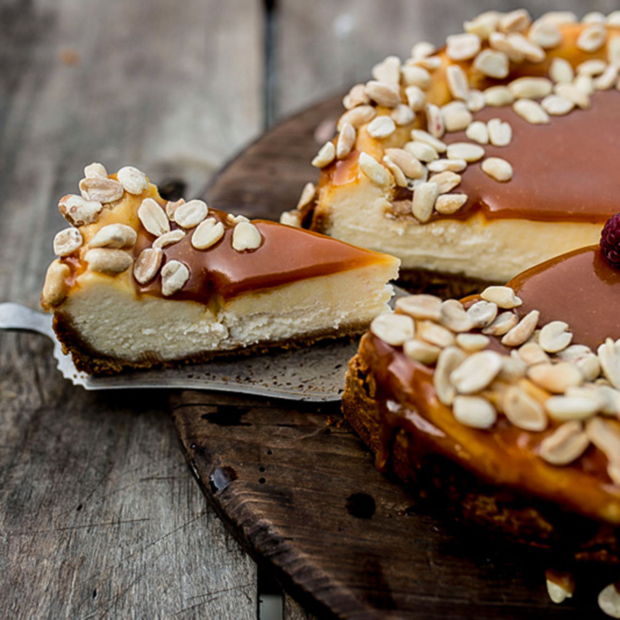 Ciasto sernik karmelowy z orzeszkami