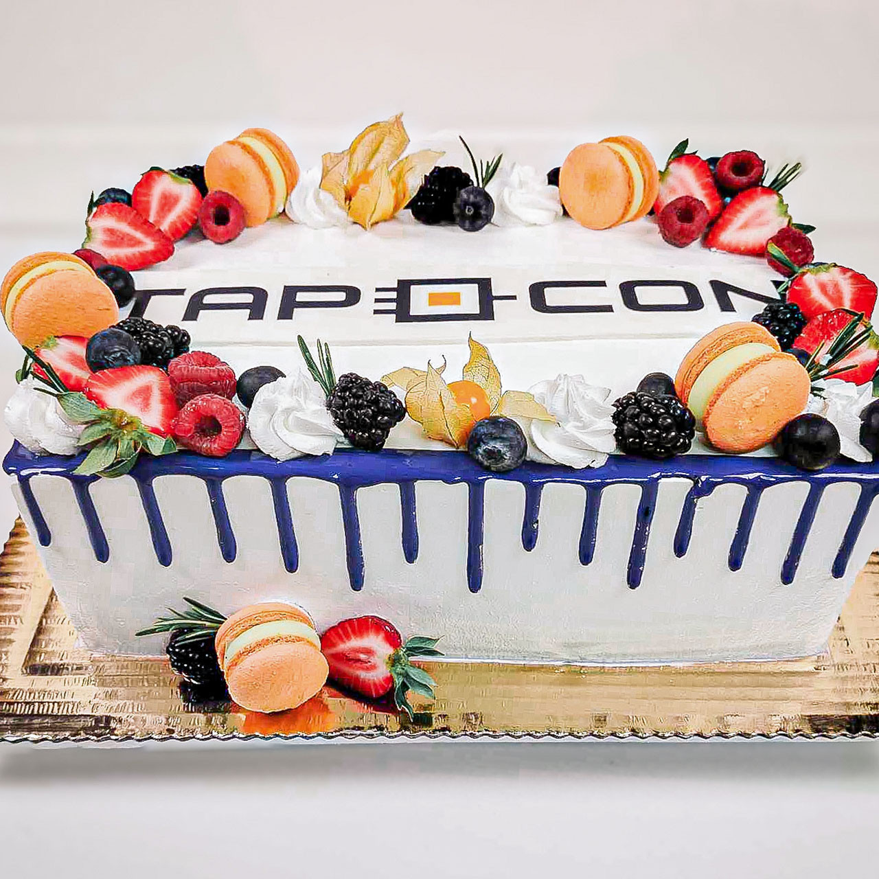 Tort drip cake prostokątny z logo firmy