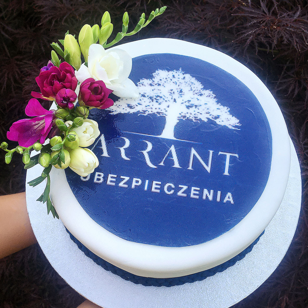 Tort w masie cukrowej z logo firmy