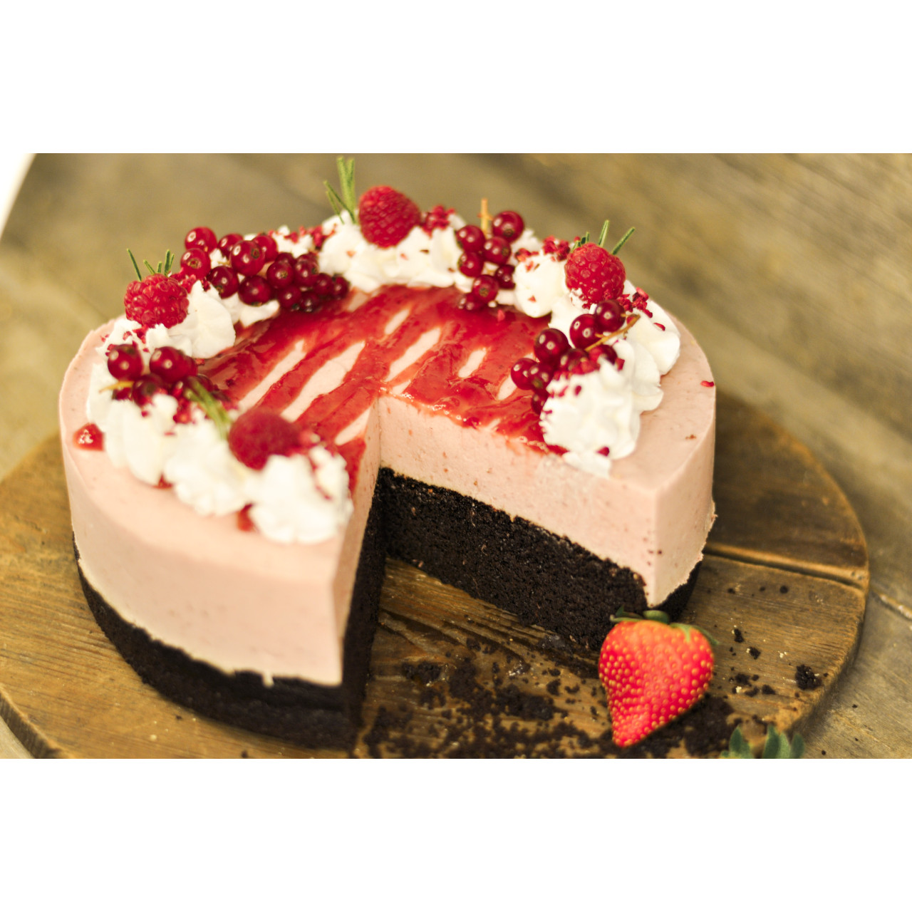 Ciasto pianka truskawkowa na czekoladowym spodzie