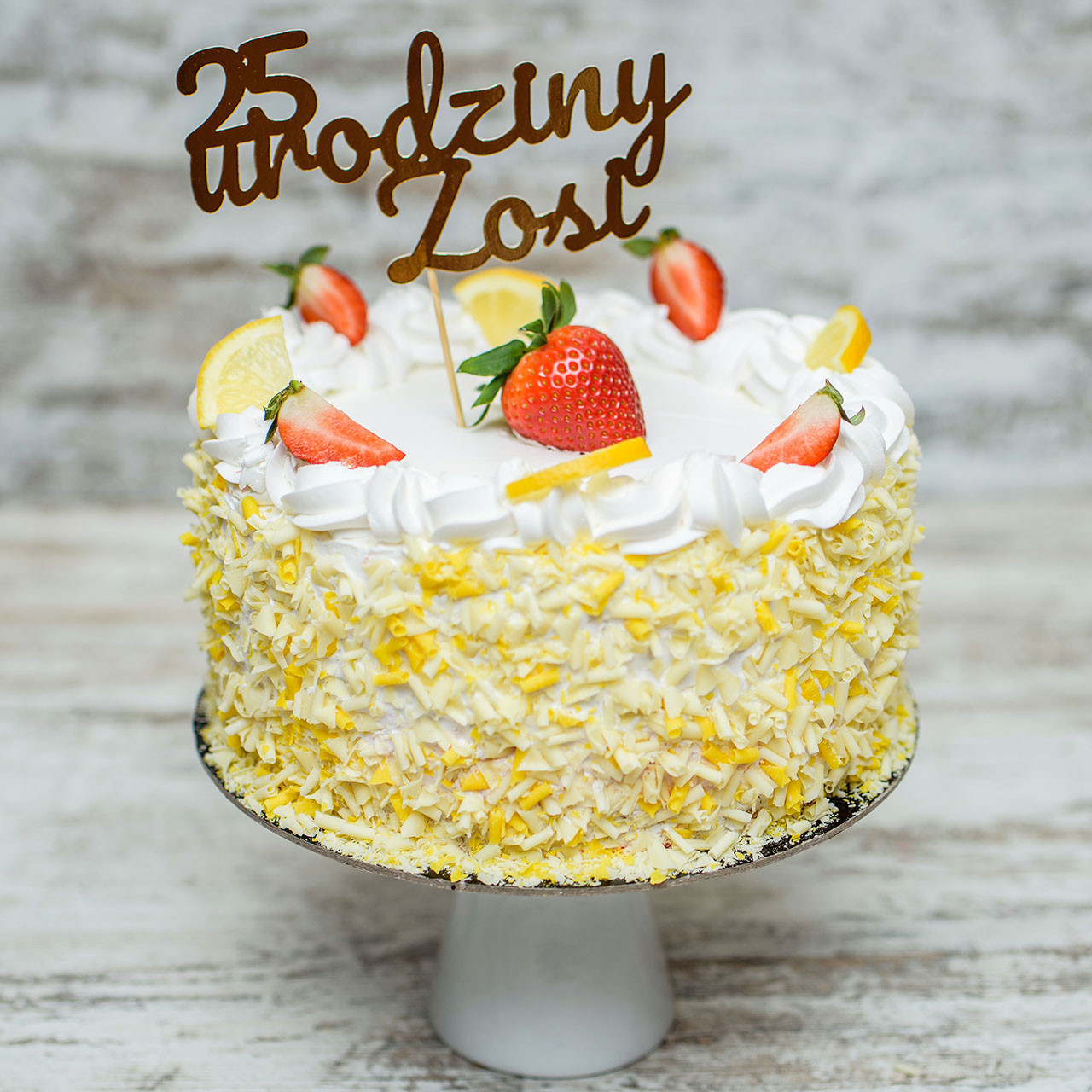 Tort okolicznościowy z żółtym marmurkiem i topperem