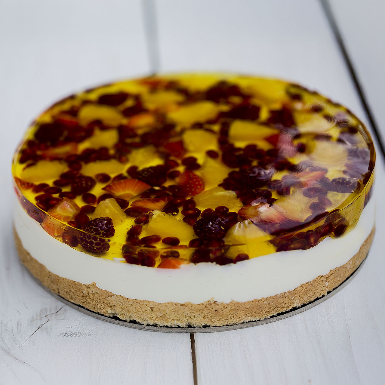 Ciasto sernik na zimno z galaretką i owocami sezonowymi