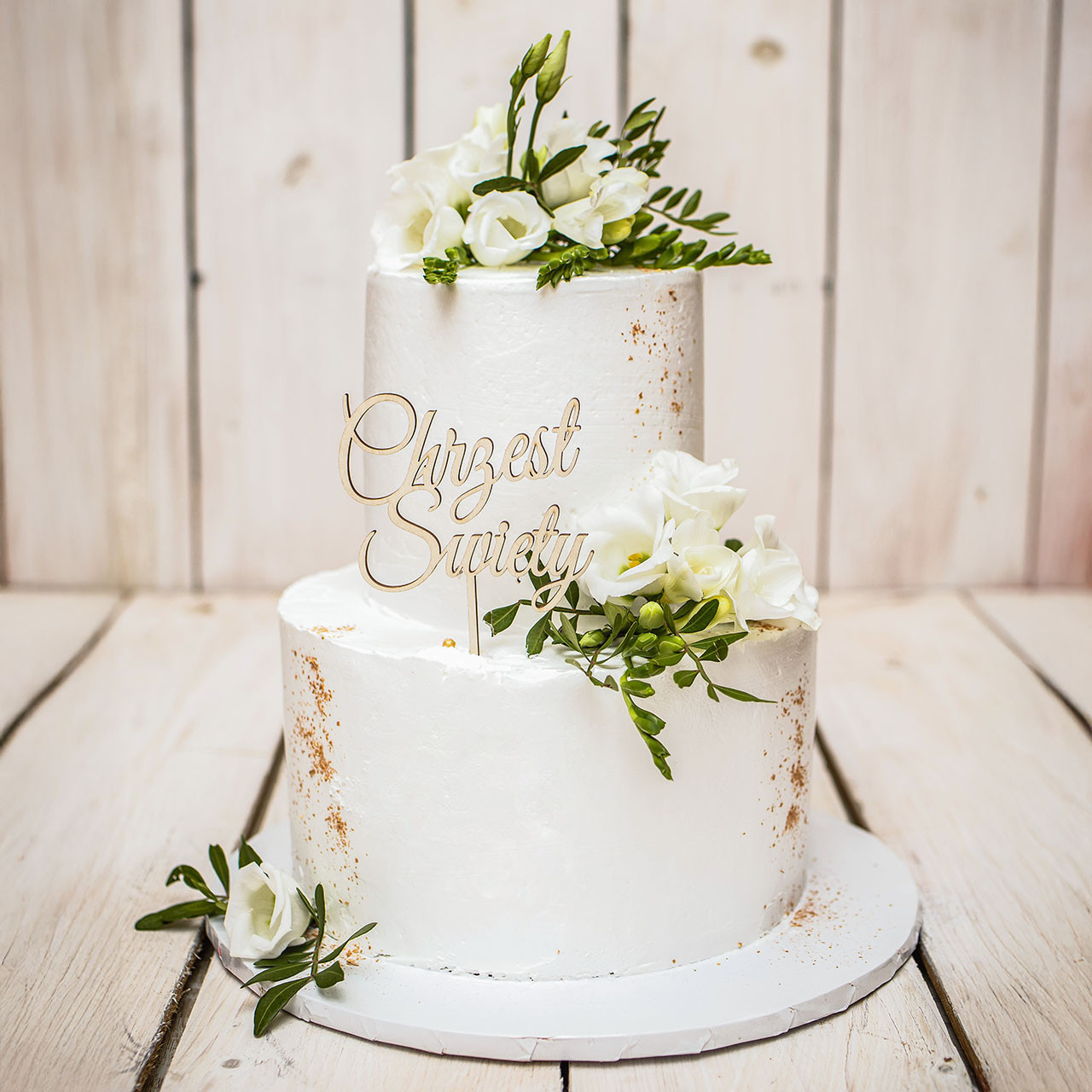 Tort piętrowy na chrzest z kwiatami