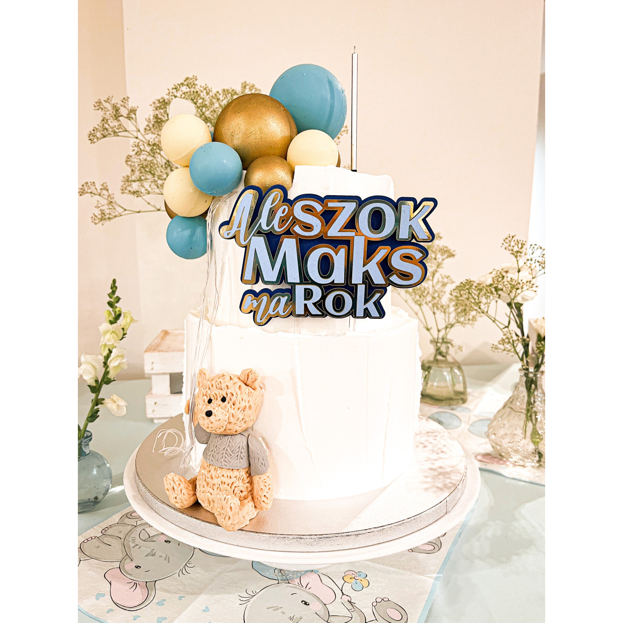 Tort piętrowy na roczek z misiem