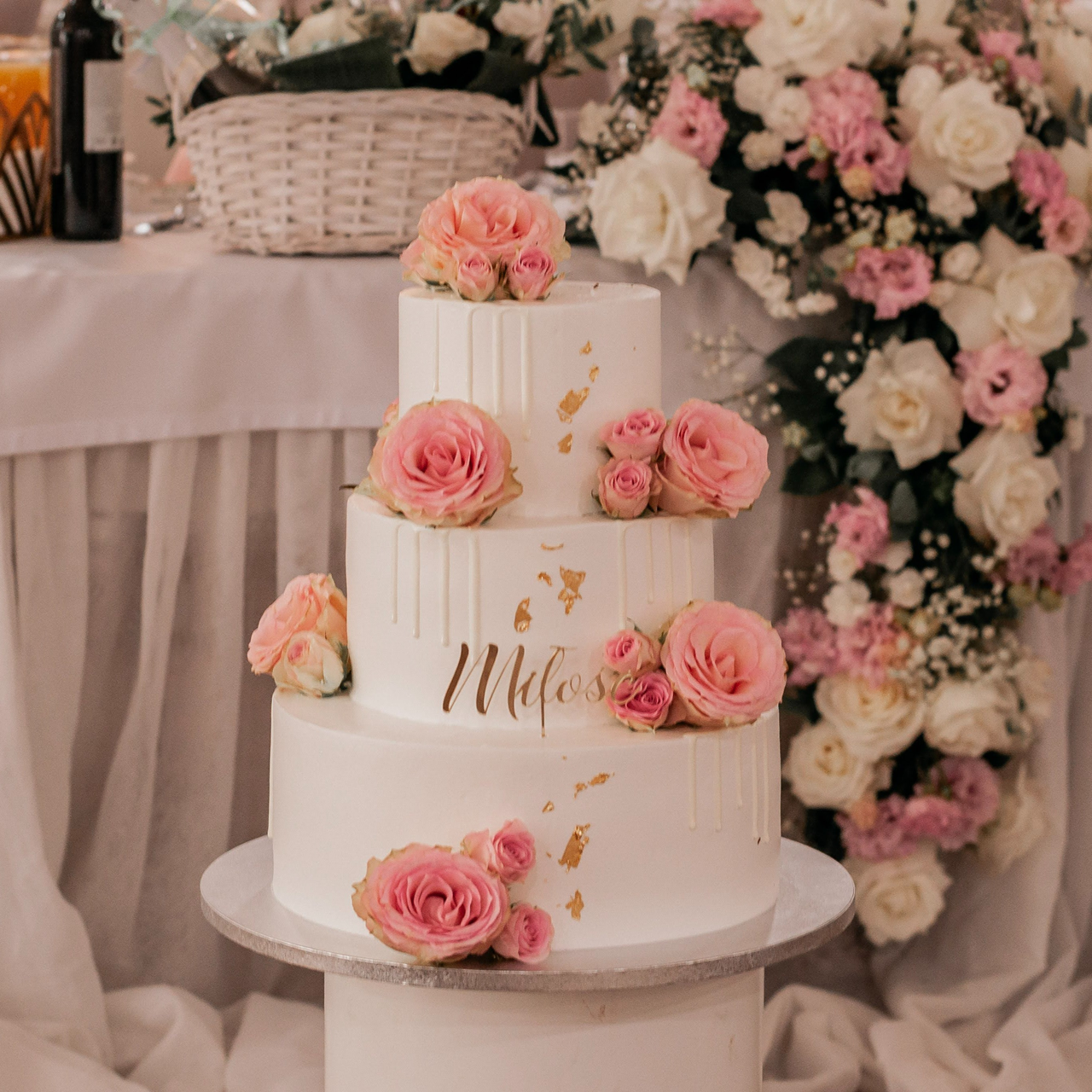Tort weselny z różowymi różami i złotymi akcentami
